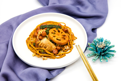 白背景一盘凉面