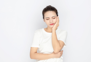 一名牙齿疼痛的中国年轻女人