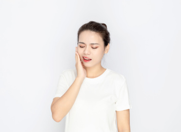 一名牙齿疼痛的中国年轻女人