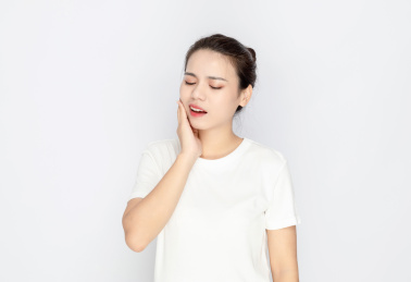 一名牙齿疼痛的中国年轻女人