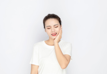 一名牙齿疼痛的中国年轻女人