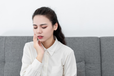 一名牙齿疼痛的中国年轻女人
