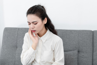 一名牙齿疼痛的中国年轻女人
