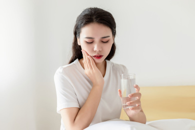 一名牙齿疼痛的中国年轻女人