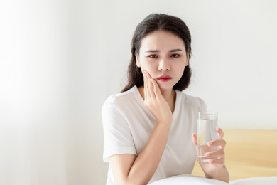 一名牙齿疼痛的中国年轻女人