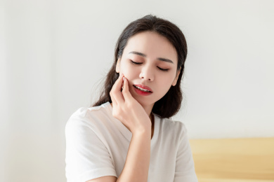 一名牙齿疼痛的中国年轻女人