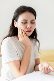 一名牙齿疼痛的中国年轻女人