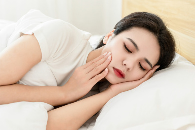 一名牙齿疼痛的中国年轻女人