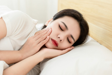 一名牙齿疼痛的中国年轻女人