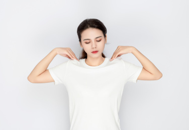 一名肩膀疼痛的中国年轻女性