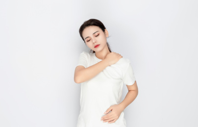 一名肩膀疼痛的中国年轻女性