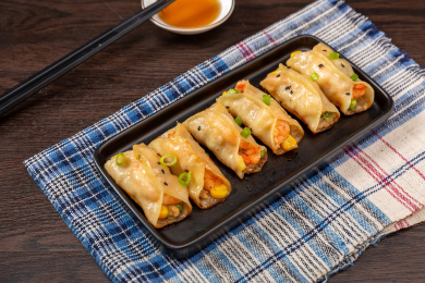 装在盘子里的玉米虾仁锅贴小吃