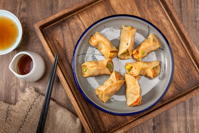 装在盘子里的玉米虾仁锅贴小吃