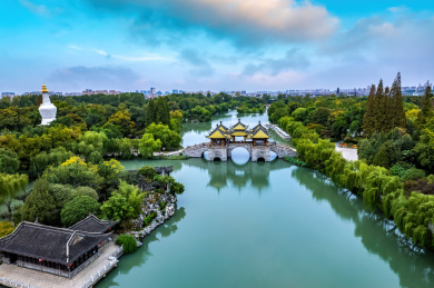 航拍扬州瘦西湖江南园林景观