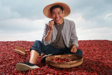 农民晾晒辣椒