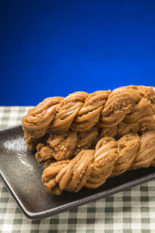 天津美食传统小吃麻花特写