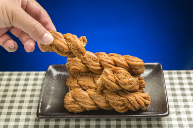 天津美食传统小吃麻花特写
