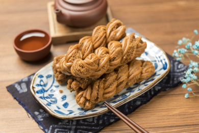 天津美食传统小吃麻花特写