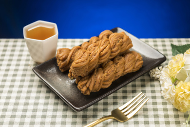 天津美食传统小吃麻花特写