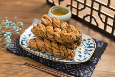 天津美食传统小吃麻花特写