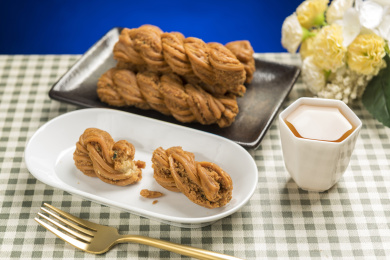 天津美食传统小吃麻花特写