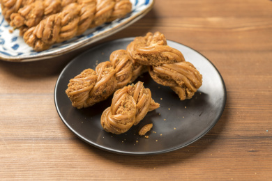 天津美食传统小吃麻花特写