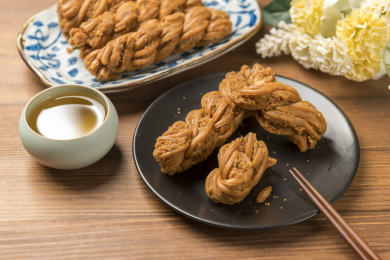 天津美食传统小吃麻花特写
