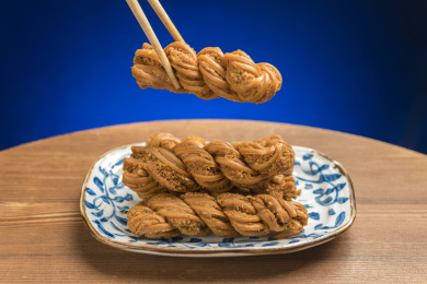 天津美食传统小吃麻花特写