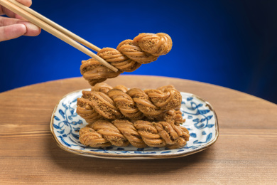 天津美食传统小吃麻花特写