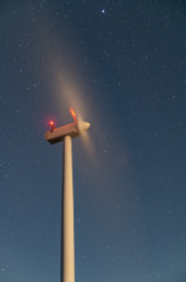 广西柳州融水县，星空下的风力发电机