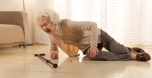 空巢老人摔倒在地上
