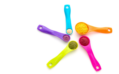 白底上量勺里的烘焙原料果蔬粉