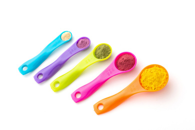 白底上量勺里的烘焙原料果蔬粉