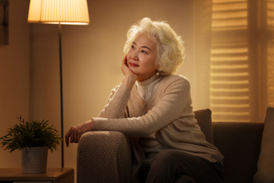 坐在沙发上发呆的老年人