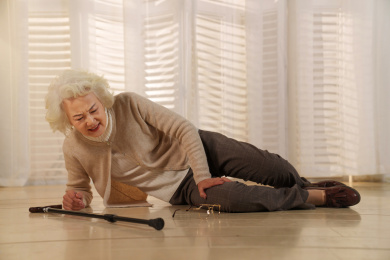 空巢老人摔倒在地上