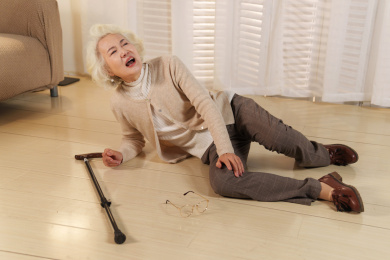 空巢老人摔倒在地上