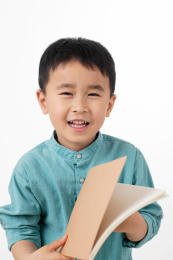 男孩在白色背景下拿着作业本