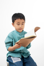 男孩在白色背景下拿着作业本