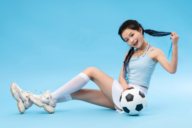 年轻女孩和足球