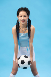 年轻女孩和足球