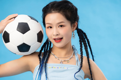 年轻女孩和足球