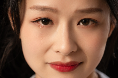 感动的年轻女孩