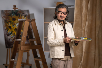 工作室内的资深画家