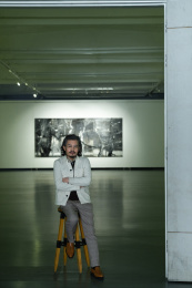 画展上的老艺术家坐在高凳上