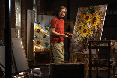 画家在工作室绘画