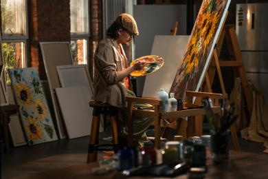 艺术家在工作室认真的绘画