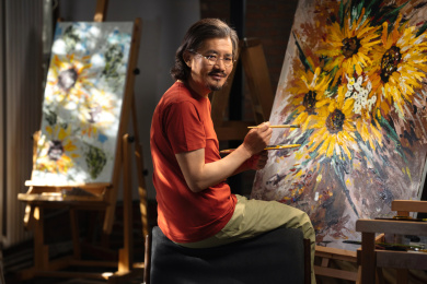 画家在工作室绘画