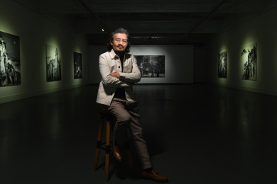 画展上的老艺术家坐在高凳上