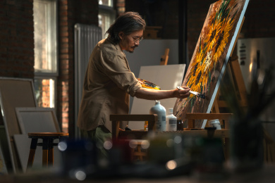 画家在工作室绘画