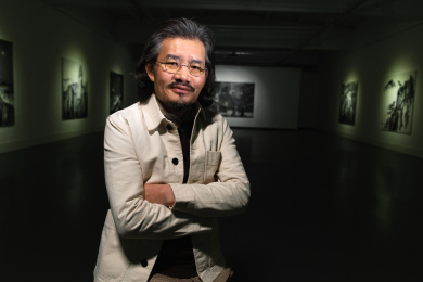 画廊内的老艺术家